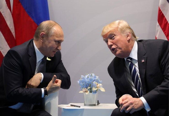 Tổng thống Nga Vladimir Putin và Tổng thống Mỹ Donald Trump nói chuyện trong cuộc gặp song phương bên lề hội nghị thượng đỉnh G20 ở Hamburg. Ảnh: TASS