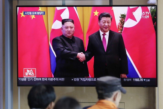 Người Hàn Quốc xem truyền hình về cuộc gặp giữa Kim Jong-un và Tập Cận Bình tại một nhà ga ở Seoul. Ảnh: AP