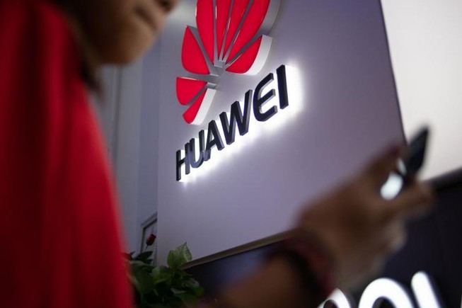 Logo Huawei được trưng bày tại một cửa hàng bán lẻ ở Bắc Kinh. Ảnh: AFP