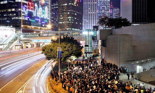 Cảnh sát Hong Kong bắt giữ nhóm biểu tình đốt phá đường phố