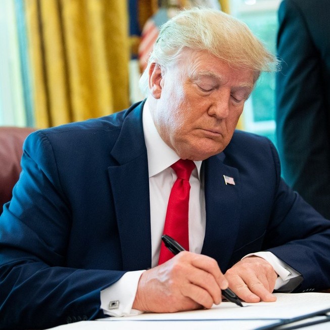 Ông Trump ký ngân sách quốc phòng mới nhắm vào Trung Quốc