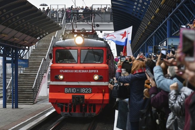 Ukraine điều tra việc đoàn tàu Nga đi vào bán đảo Crimea