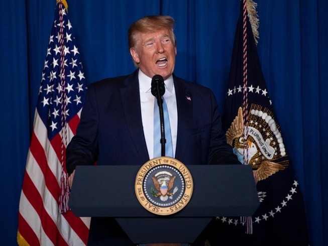 Tổng thống Mỹ Donald Trump phát biểu trong ngày 3-1 ở thành phố West Palm Beach, Florida về vụ tấn công tiêu diệt tướng Soleimani. Ảnh: CNN