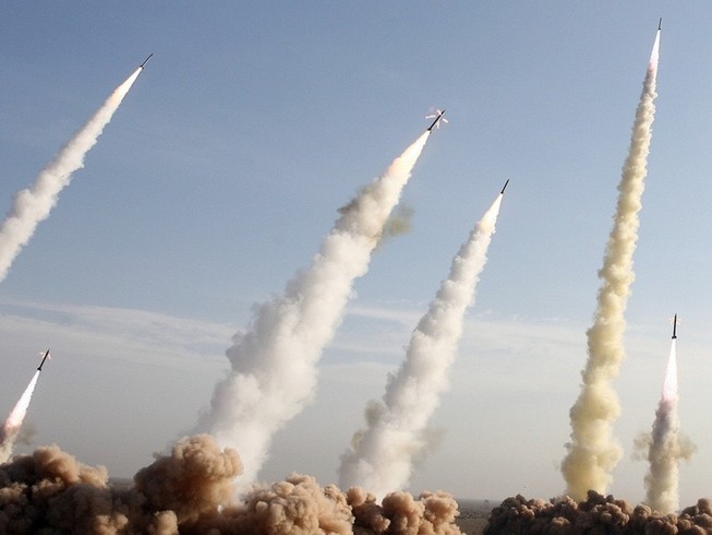 Quân đội Iran phóng tên lửa trong đợt diễn tập quân sự hồi tháng 11-2006. Ảnh: REUTERS