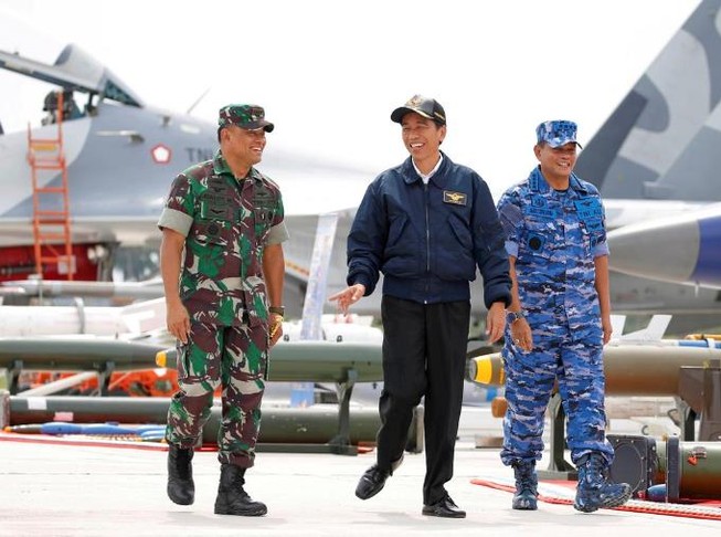 Tổng thống Indonesia Joko Widodo (ở giữa) tại một cuộc diễn tập tại quần đảo Natuna, ngày 6-9-2016.