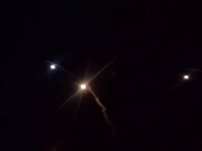 Tên lửa Iran đang nhắm vào căn cứ không quân Ayn al-Asad của Mỹ ở Iraq. Ảnh: AFP