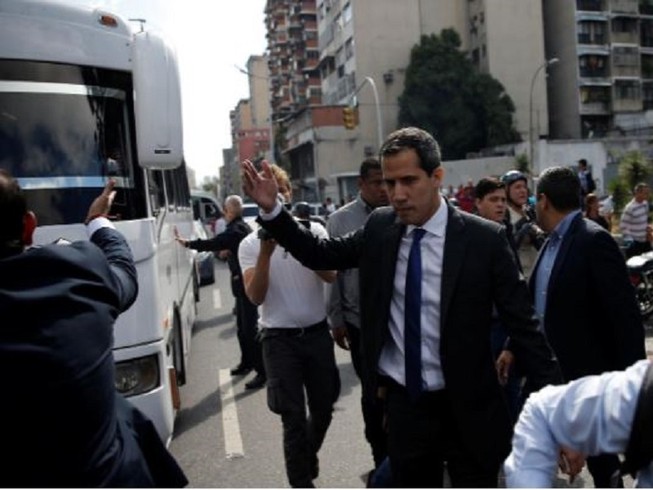 Lãnh đạo phe đối lập Venezuela Juan Guaido cuối cùng được vào bên trong Tòa nhà Quốc hội hôm 7-1. Ảnh: REUTERS