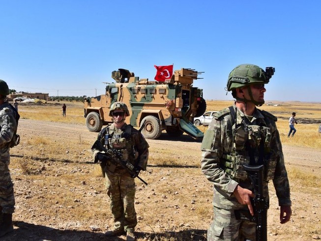 Lính Mỹ tuần tra dọc biên giới Syria-Thổ Nhĩ Kỳ hồi tháng 9-2019. Ảnh: AP