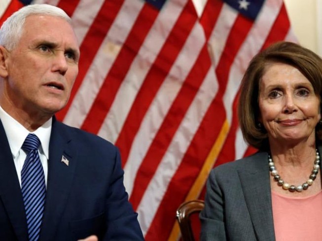 Bà Pelosi (phải) cho biết đã được ông Pence (trái) báo lại vụ Iran nã tên lửa căn cứ Mỹ. Ảnh: DAILY BEAST