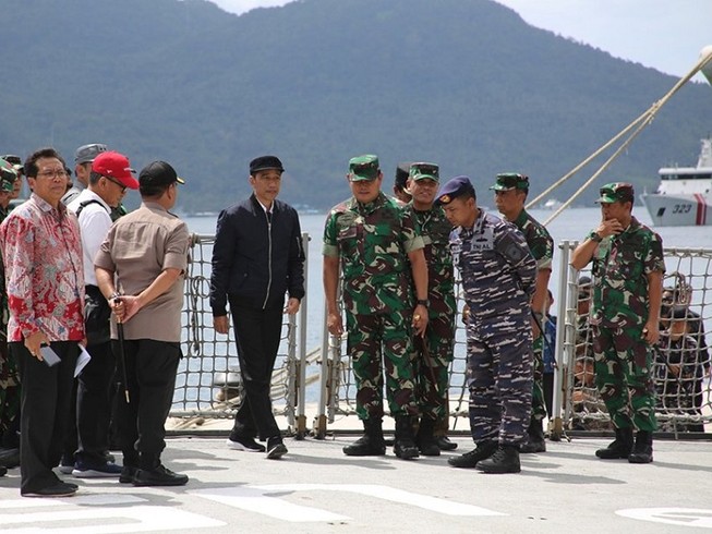 Tổng thống Indonesia Joko Widodo thăm căn cứ quân sự trên đảo Natuna Besar ngày 8-1. Ảnh: REUTERS