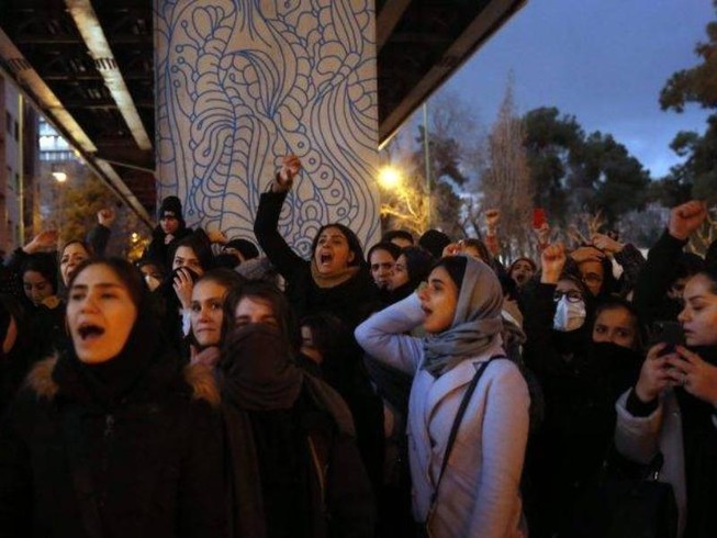 Người biểu tình Iran đổ ra đường sau khi nước này thừa nhận bắn hạ máy bay của Ukraine, làm toàn bộ 176 người trên chuyến bay thiệt mạng. Ảnh: AFP