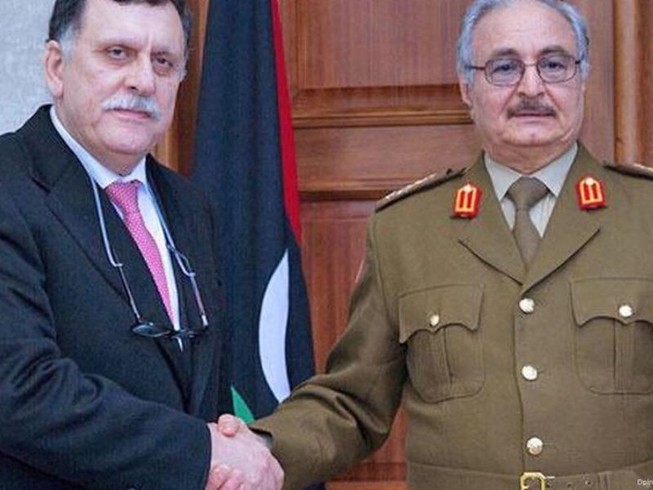 Thủ tướng Fayez al-Sarraj (trái) và Tướng Khalifa Haftar (phải). Ảnh: AP