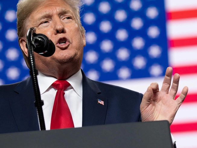 Ông Trump từng dọa áp thuế ô tô châu Âu nếu châu Âu không ủng hộ quan điểm của Mỹ về vấn đề hạt nhân Iran. Ảnh: AFP