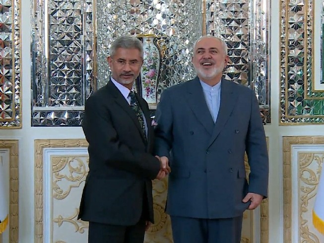 Ngoại trưởng Iran Mohamad Javad Zarif (trái) có cuộc gặp với Ngoại trưởng Ấn Độ Subrahmanyam Jaishankar (phải) ngày 15-1. Ảnh: RUPTLY
