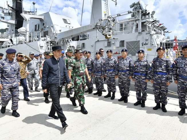 Tổng thống Indonesia Joko Widodo đến quần đảo Natuna hôm 8-1. Ảnh: AFP