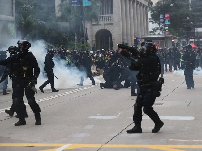 Cảnh sát Hong Kong đối phó người biểu tình quá khích Ảnh: SCMP