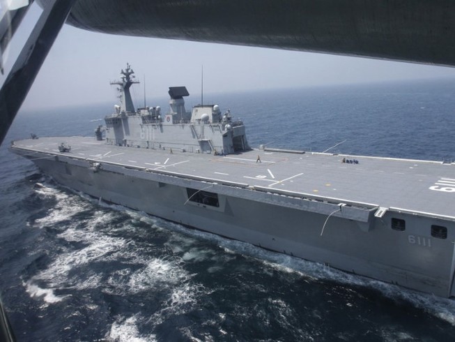 Tàu đổ bộ tấn công ROKS Dokdo (LPH 6111) của Hàn Quốc tham gia tập trận với Hải quân Mỹ trên biển Hoa Đông hồi tháng 8-2017. Ảnh: REUTERS