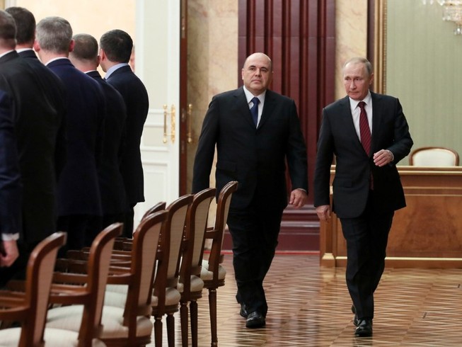 ổng thống Nga Vladimir Putin (phải) và tân Thủ tướng Mikhail Mishustin (di cùng) tham gia cuộc họp tân nội các tối 21-1. Ảnh: AP