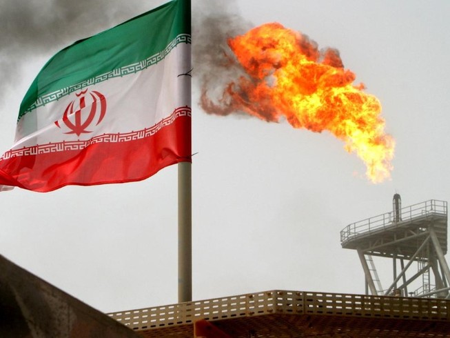Một dàn khoan dầu ở giếng dầu Soroush của Iran chụp hồi tháng 7-2005. Ảnh: AFP