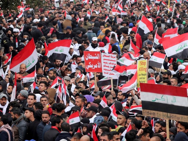 Hình ảnh cuộc biểu tình chống Mỹ ở Iraq hôm 24-1. Ảnh: CNN