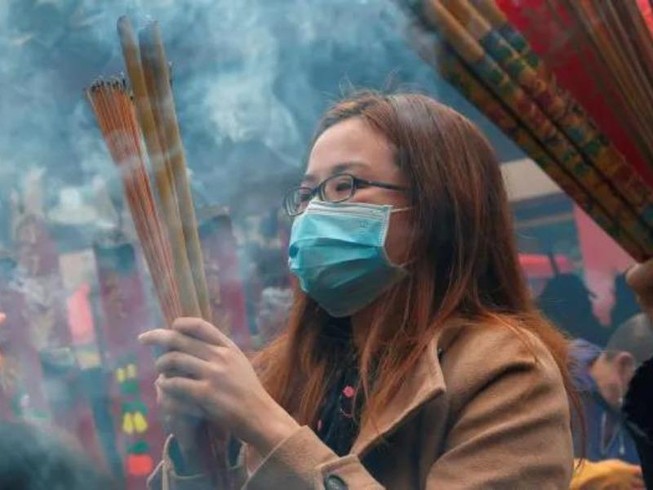 Người Đài Loan mang khẩu trang khi đi chùa đầu năm mới do lo sợ nhiễm virus corona. Ảnh: REUTERS