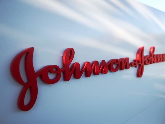 Công ty Johnson & Johnson bị phạt vì không thông tin đầy đủ đến người tiêu dùng. Ảnh: GETTY IMAGES