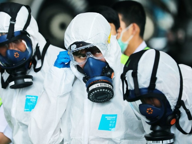Các nhân viên y tế làm việc ở một bệnh viện trong TP Vũ Hán (Ảnh chụp ngày 3-2). Ảnh: AFP