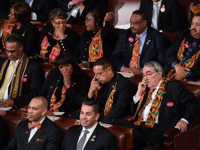 Các Nghị sĩ Dân chủ Mỹ tham dự buổi phát biểu Thông điệp Liên bang của ông Trump ngày 4-2 (giờ địa phương). Ảnh: CNN