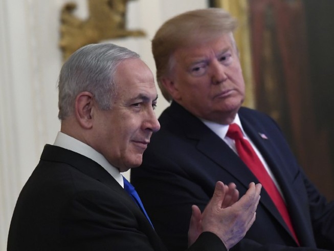 Thủ tướng Israel (trái) trong chuyến công du đến Mỹ gặp Tổng thống Mỹ Donald Trump (phải) hôm 28-1. Ảnh: AP
