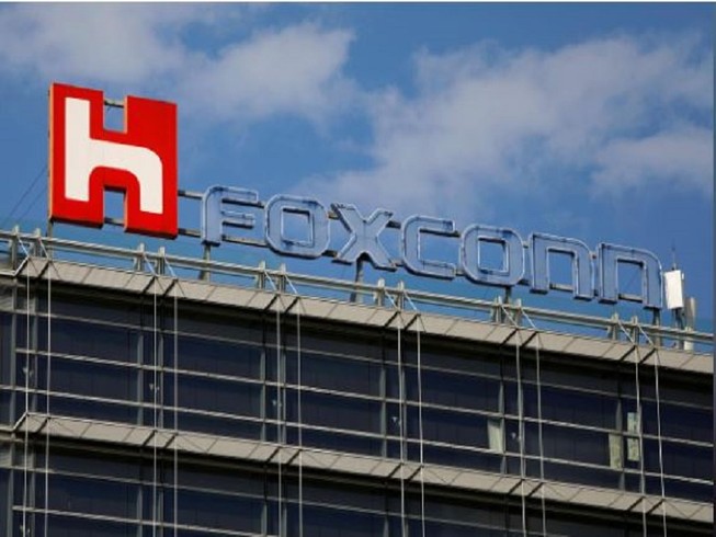 Nhà máy Foxconn bị nhà chức trách yêu cầu ngưng kế hoạch tái hoạt động từ ngày 10-2. Ảnh: REUTERS