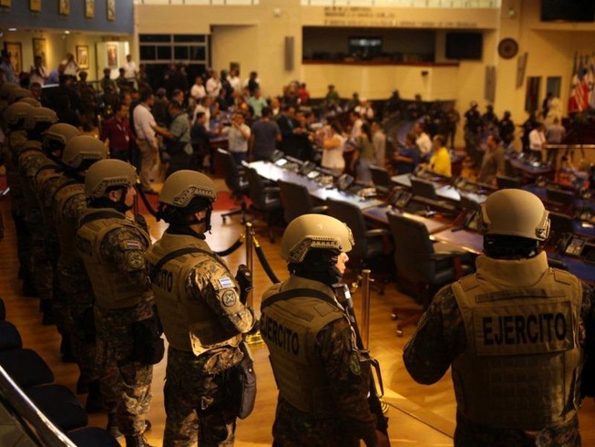 Binh sĩ kéo vào trụ sở Quốc hội El Salvador hậu thuẫn Tổng thống Nayib Bukele làm áp lực buộc các nghị sĩ phải ký đồng ý vay tiền. Ảnh: CNN
