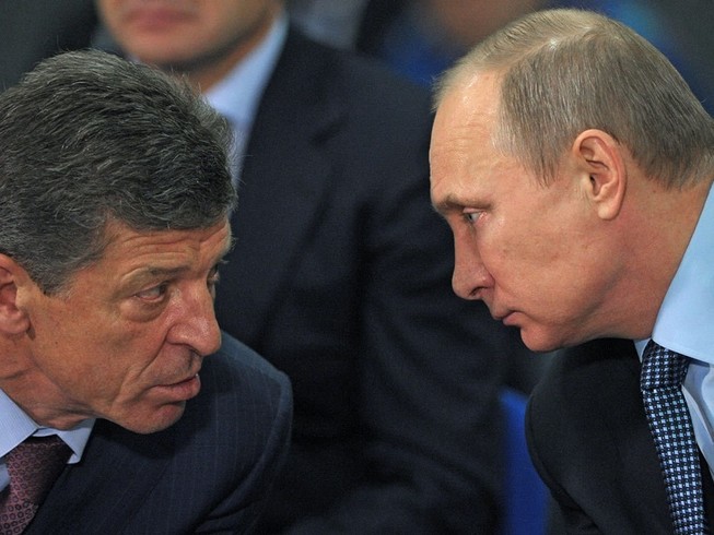 Tổng thống Nga Vladimir Putin (phải) và tân Chánh Văn phòng Tổng thống Nga Dmitry Kozak (trái). Ảnh: NIA NOVOSTI