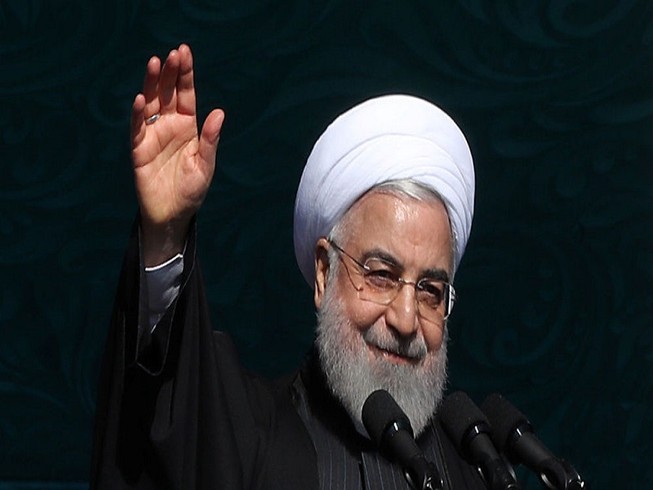 Tổng thống Iran Hassan Rouhani vẫy chào người dân hôm 11-2. Ảnh: REUTERS