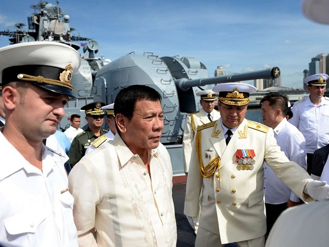 Tổng thống Philippines Rodrigo Duterte tham quan một tàu chiến của Nga đến thăm thủ đô Manila. Ảnh: REUTERS