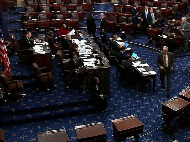 Thượng viện thông qua nghị quyết hạn chế quyền hạn chiến tranh của Tổng thống Donald Trump. Ảnh: AP