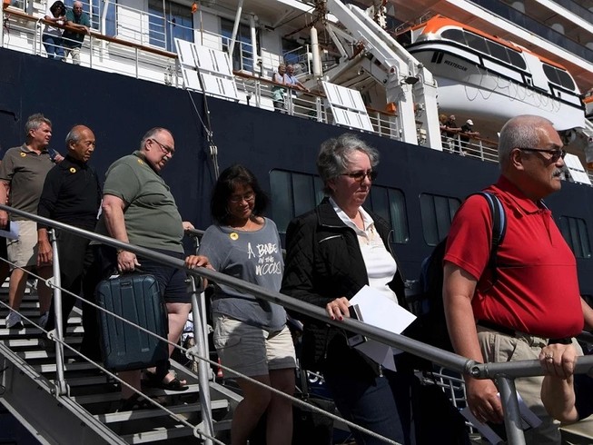Hãng tàu Holland America đang phối hợp truy tìm tất cả du khách trên tàu Westerdam sau khi phát hiện một du khách nhiễm virus COVID-19. Ảnh: AFP