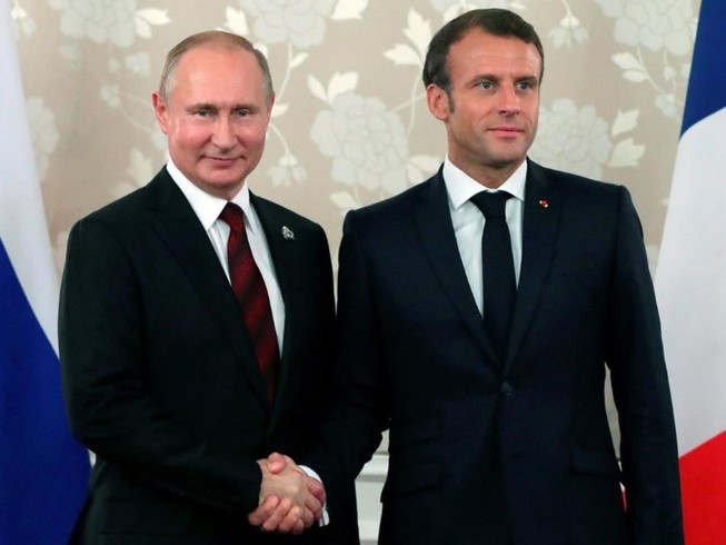 Tổng thống Nga Vladimir Putin (trái) và người đồng cấp Pháp Emmanuel Macron tại Thượng đỉnh G7 2019. Ảnh: REUTERS