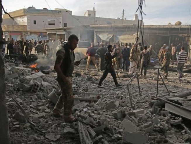 Hiện trường vụ đánh bom xe ở thị trấn Tel Abyad. Ảnh: AFP