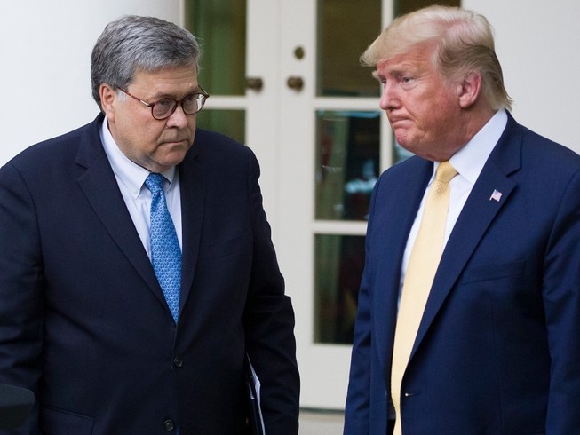 Bộ trưởng Tư pháp Mỹ William Barr (trái) và Tổng thống Donald Trump họp báo tại Nhà Trắng hồi tháng 7-2019. Ảnh: AFP