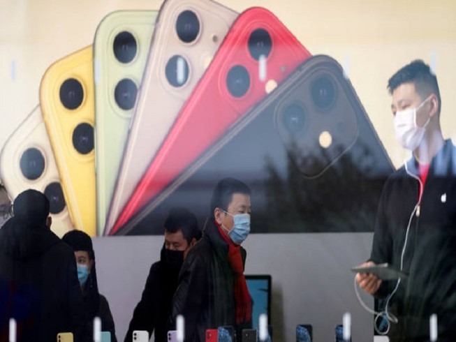 Bên trong một cửa hàng của Apple tại Trung Quốc hồi tháng 1-2020. Ảnh: REUTERS