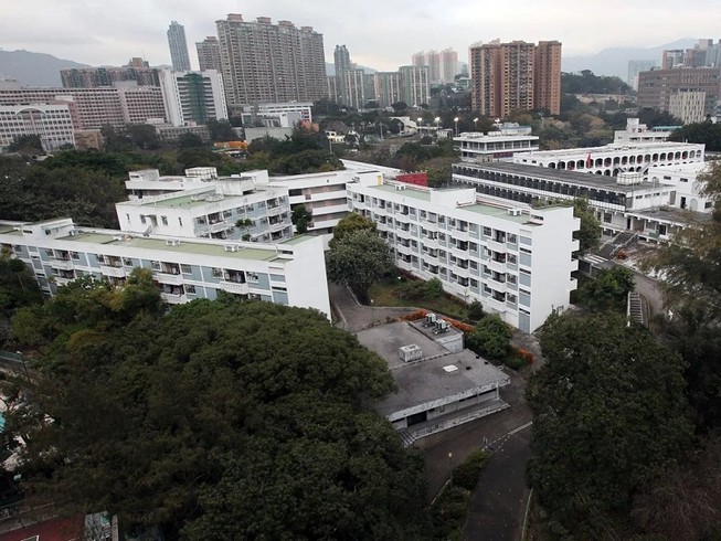 Căn cứ quân sự Trại Gun Club Hill của Trung Quốc ở Hong Kong bị vẽ bậy trên tường vào chiều ngày 19-2. Ảnh: SCMP