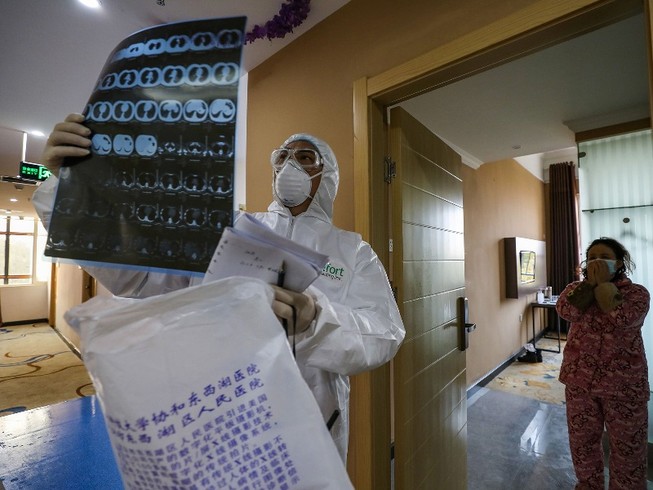 Cách virus COVID-19 gây ra các tổn thương nội tạng tương tự như tác động của virus SARS hay MERS. Ảnh: AFP