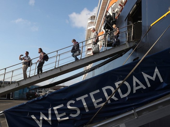 Campuchia phản ứng việc Malaysia xét nghiệm COVID-19 đối với một du khách từ tàu Westerdam. Ảnh: AP