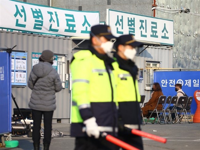 Một trạm kiểm tra thân nhiệt tại sân bay quốc tế Daegu (Hàn Quốc) ngày 18-2. Ảnh: AFP