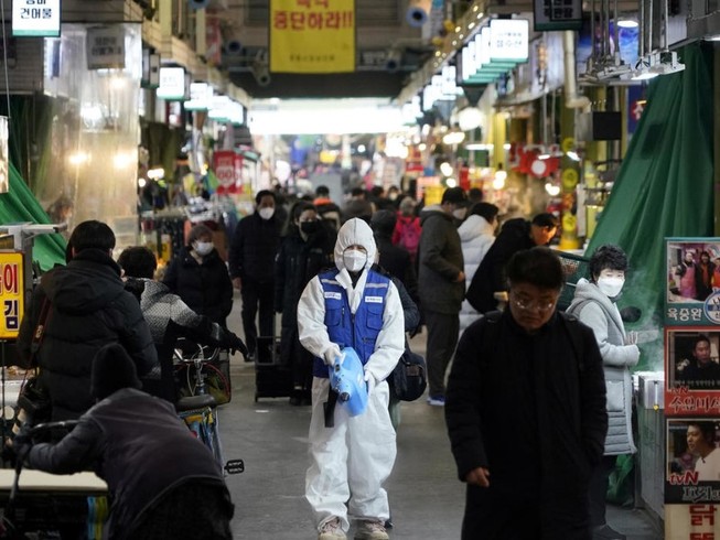 Một khu chợ ở thủ đô Seoul, Hàn Quốc (Ảnh chụp ngày 23-2). Ảnh: AFP