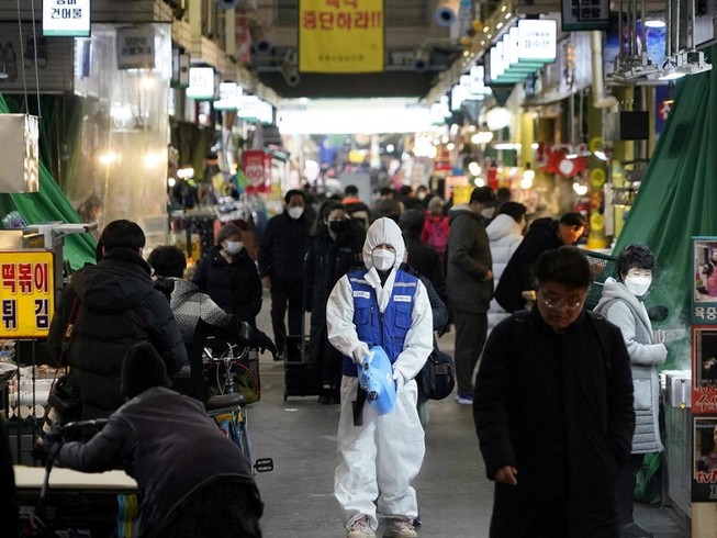 Hàn Quốc ghi nhận thêm 2 ca tử vong và 169 ca nhiễm mới virus COVID-19. Ảnh: REUTERS