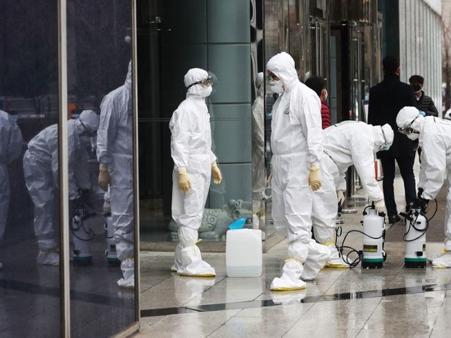 Nhân viên y tế khử trùng ở TP Daegu (Ảnh chụp ngày 25-2). Ảnh: AFP