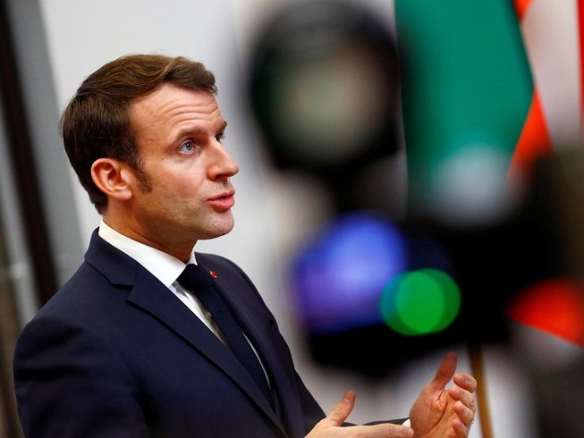 Tổng thống Pháp Emmanuel Macron đến thăm bệnh viện Pitie-Salpetriere ở Paris, nơi đang điều trị cho những bệnh nhân nhiễm COVID-19. Ảnh: REUTERS