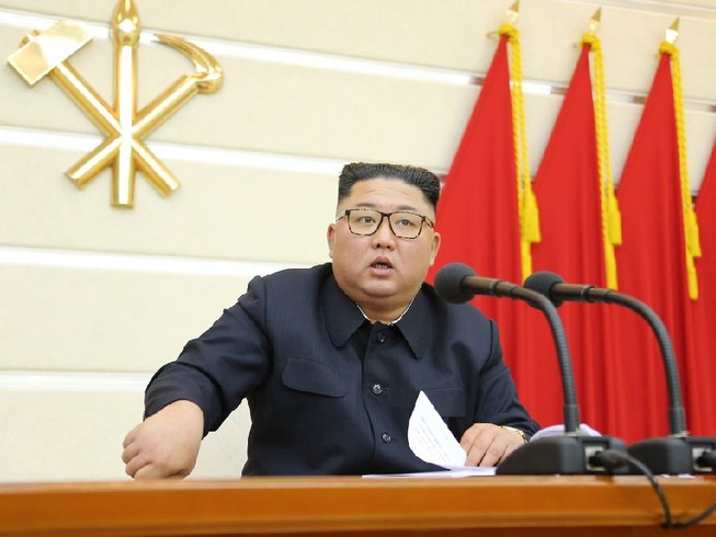 Chủ tịch Triều Tiên Kim Jong-un chủ trì cuộc họp Bộ Chính trị đảng Lao động Triều Tiên để bàn cách phòng chống dịch COVID-19. Ảnh: KCNA