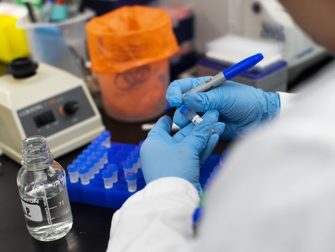 Một chuyên gia tham gia điều chế vaccine ngừa COVID-19 ở một phòng thí nghiệm thuộc bang New Jersey (Mỹ) ngày 28-2. Ảnh: AFP